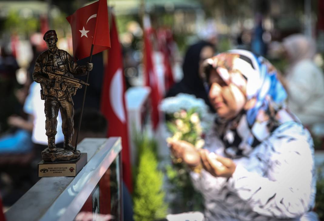 Bayram arifesinde şehitliklerde hüzün: Kahramanlara koştular - Resim: 13